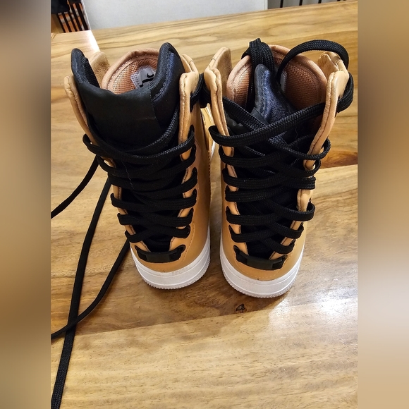 Nike - Picture 2 of 5